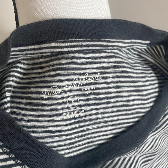 Universal Thread Striped T-shirt size Small - Picture 5 of 5